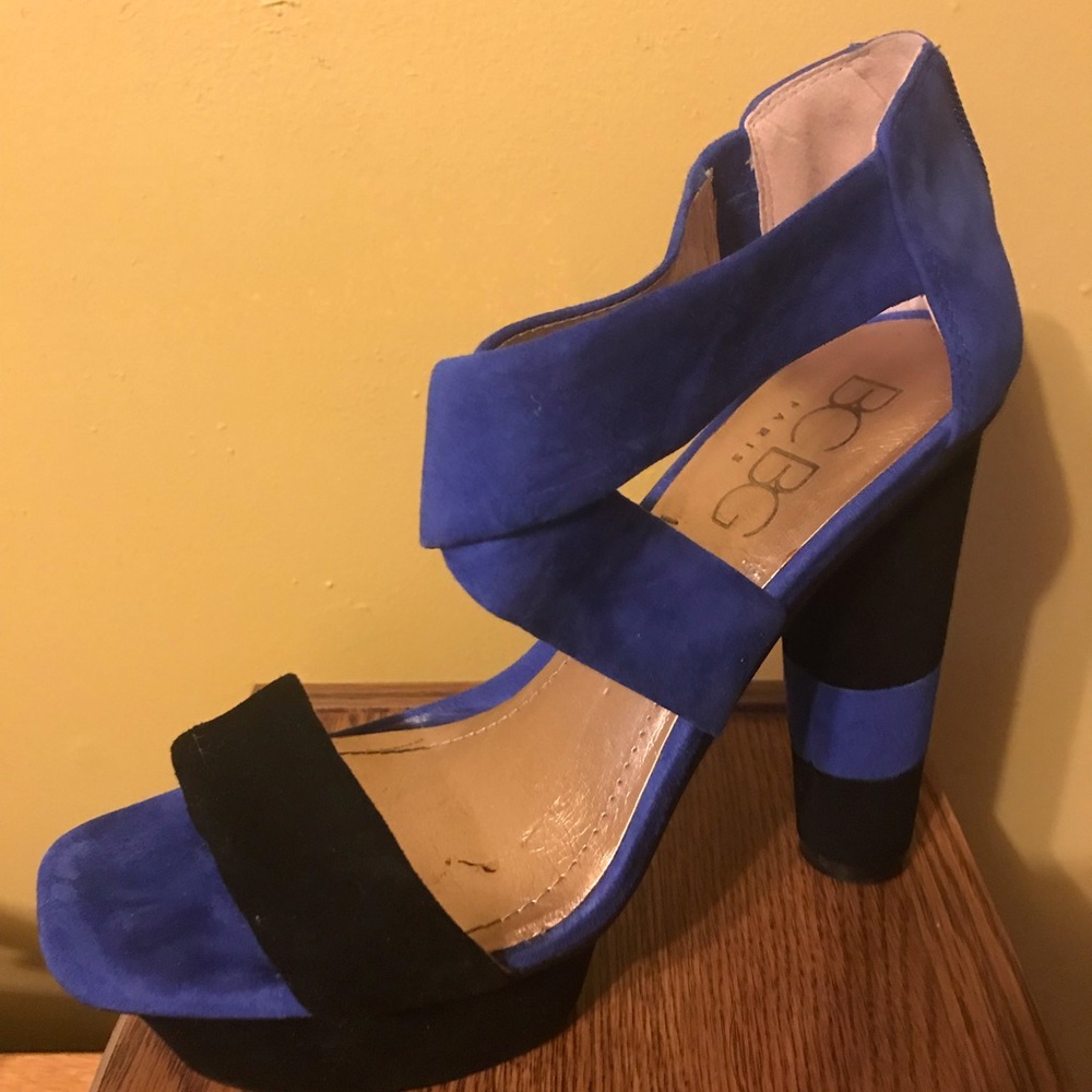 BCBG PARIS WOMEN'S NAVY BLUE WITH BLACK HIGH HEELS